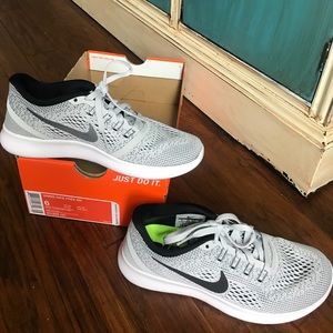 Nike women’s tennis shoes